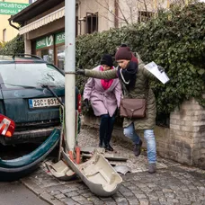 Klára s Norikou, nabourané auto