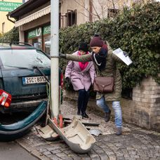 Klára s Norikou, nabourané auto
