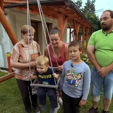 Jarka se svou rodinou. Tondovi je 53 let hostinský, Martin 8 let a Jaroušek 3. roky. Celá rodina také žije s maminkou Marií.