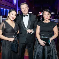 Linda Nguyenová, Bára Divišová a ředitel zpravodajství a publicistiky TV Nova Kamil Houska