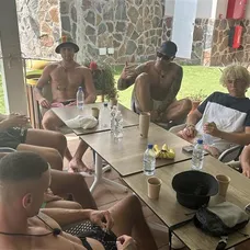 Účastníci Love Islandu jsou po dobu evakuace rozděleni do dvou skupin.