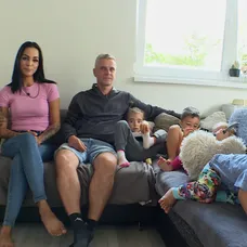 Partner Dan (47) pracuje jako číšník. Společně vychovávají čtyři malé děti – Jasmínu (4,5), Karlíka (3,5) a roční dvojčata. 
