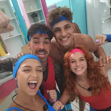 Srdíčka si libují v pořizování selfie.