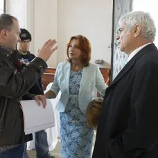 Režisér vysvětluje vše podstatné hercům během natáčecích pauz