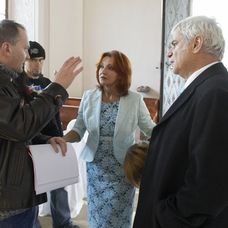Režisér vysvětluje vše podstatné hercům během natáčecích pauz