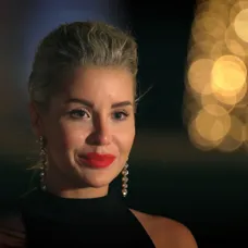 Denisa při ceremoniálu.