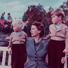 Královna Alžběta II. - 1952, se svými dětmi Charlesem a Anne