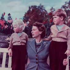 Královna Alžběta II. - 1952, se svými dětmi Charlesem a Anne