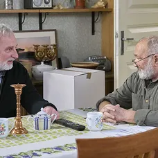 Ulice - Miloslav Mejzlík jako Karel Chrpa a Rudolf Hrušínský jako Vlastimil Pešek v seriálu Ulice