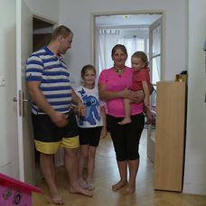 V Praze žije druhá rodina v bytě 2+1. Mamince Lindě je 28 let, je na mateřské a stará se o dvě dcery – devítiletou Natálku a dvouletou Eleanor. 