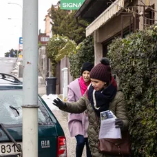Norika s Klárou a nabourané auto