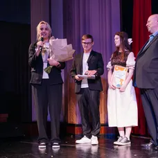 Kreativní producentka seriálu s režisérem a herečkou Sárou Korbelovou