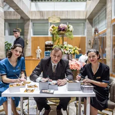 Ema Businská, Hana Kusnjerová  Petr Stach v ateliérech Zlaté labutě