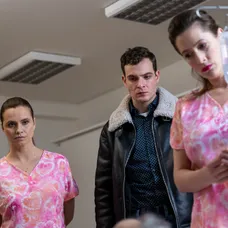 Mudr. Petr Vodička (Cyril Dobrý), Klára a Jana (Lenka Zahradnická)