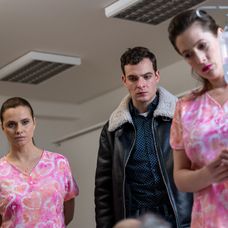 Mudr. Petr Vodička (Cyril Dobrý), Klára a Jana (Lenka Zahradnická)