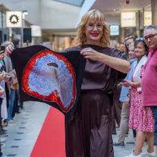 Moderátorka Štěpánka Duchková ukázala šátek s malbou od malířky April Popko