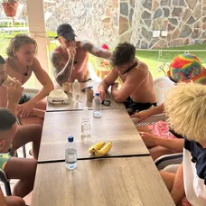Pánské osazenstvo Love Islandu čeká na další pokyny štábu.