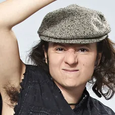 Tvoje tvář má známý hlas: Martha Issová jako AC/DC