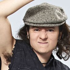 Tvoje tvář má známý hlas: Martha Issová jako AC/DC