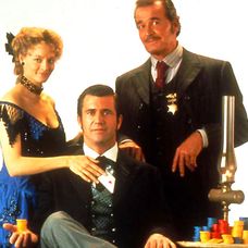 Jodie Foster, Mel Gibson a James Garner v hlavních rolích americké westernové komedie Maverick.
