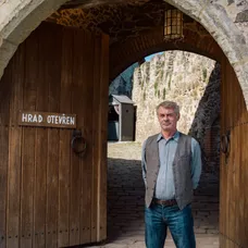 Jiří Dvořák jako kastelán Evžen ve filmu Léto s Evženem