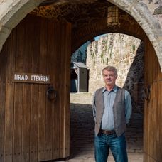 Jiří Dvořák jako kastelán Evžen ve filmu Léto s Evženem