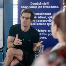 V návaznosti na sérii Monyová a před uvedením dokumentu Láska nebolí uspořádala TV Nova spolu s Nadací Vodafone (která Chartu proti domácímu násilí založila) a Kooperativou (signatářem je od roku 2023) setkání s dalšími signatáři, tvůrci Monyové i dokumen