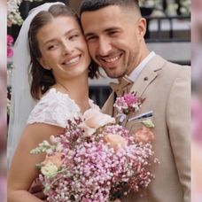 Love Island -Laura a Martin (cropped)