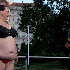 Karolína Venturová během vážení v Extrémních proměnách. 