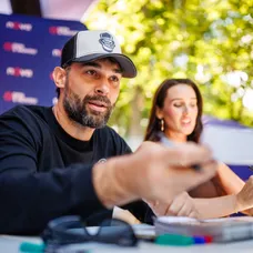 Adam Vacula při autogramiádě
