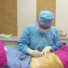 O 10 let mladší - pupík - 3