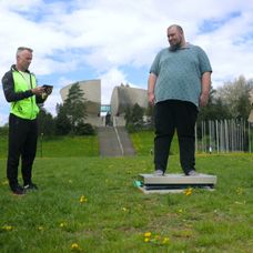 Rudo váží téměř 190 kilogramů.