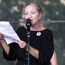 Bára Basiková na demonstraci na Letné