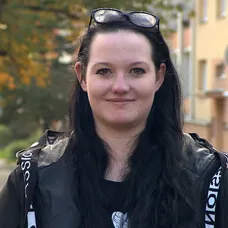 Na druhé straně se Jana (25 let), která má tři děti, ocitne v prostředí s přísnými pravidly v domácnosti a začne se přizpůsobovat jinému stylu života.