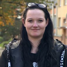 Na druhé straně se Jana (25 let), která má tři děti, ocitne v prostředí s přísnými pravidly v domácnosti a začne se přizpůsobovat jinému stylu života.