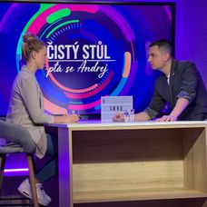 Andrej Kudimov jako moderátor videopodcastu Čistý stůl. Jeho prvním hostem byla Kristýna, která Dům Big Brothera opustila jako první.