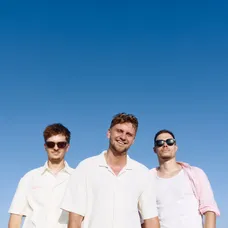 Plážoví Chalani vtipkovali ohledně Viki, že je to jejich konkurence, jelikož je sama content creatorka.