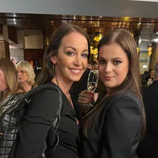 Ornella Koktová a Agáta Hanychová na premiéře závěrečné řady Ivety