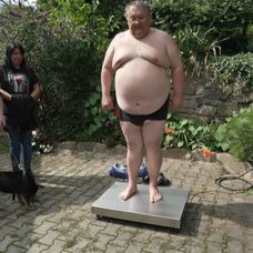Petr během vážení v Extrémních proměnách. Váha ukáže 171 kilogramů.