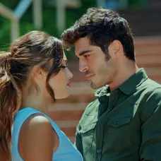 Láska beze slov -  Hande Erçel a Burak Deniz
