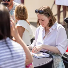 Agáta Kryštůfková z ordinace se podepisuje fanouškům na Dni s Novou