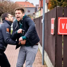 Ordinace: Marika si objednala zmlácení Adama - 9