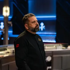 Radek Kašpárek v Hell's Kitchen přísně vyhlíží své kolegy z Masterchefa
