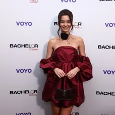 Julie z Love Islandu na premiéře Bachelora