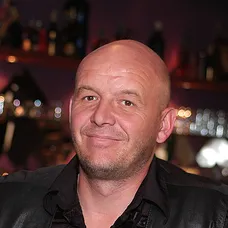 Seriál Ulice: Pavel Nečas jako barman Vráťa Kovář