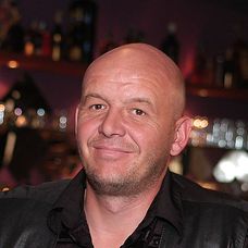 Seriál Ulice: Pavel Nečas jako barman Vráťa Kovář
