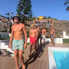Love Island - promenáda kluci