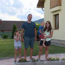 Manžel Lucie, Michal (39) je zaměstnán v zákaznickém centru. Společně vychovávají šestiletou Júlii a čtyřletého Sebíka