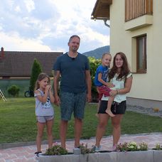 Manžel Lucie, Michal (39) je zaměstnán v zákaznickém centru. Společně vychovávají šestiletou Júlii a čtyřletého Sebíka