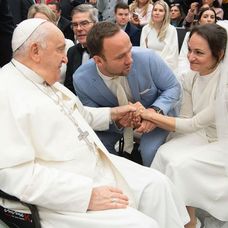 Radek Mazal a manželka Emilie - Páru požehnal papež František ve Vatikánu